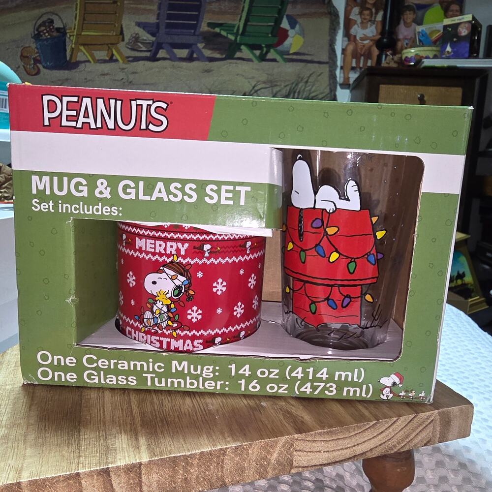 PEANUTS SNOOPY NIB CHRISTMAS GLASSES SET